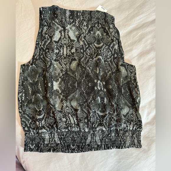 Beautiful surplus top. Fun and trendy! - Picture 5 of 7